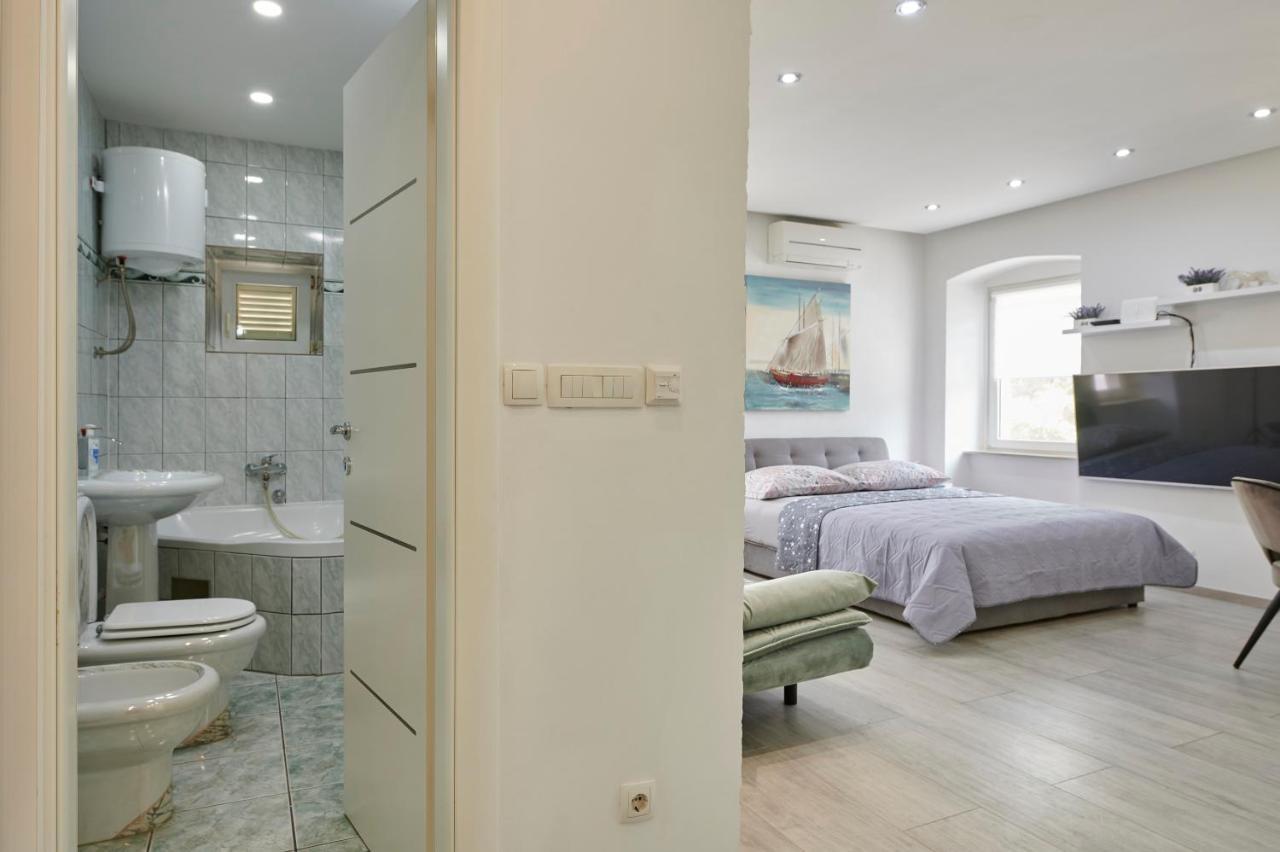 Apartments And Rooms Misic Trogir Exterior foto