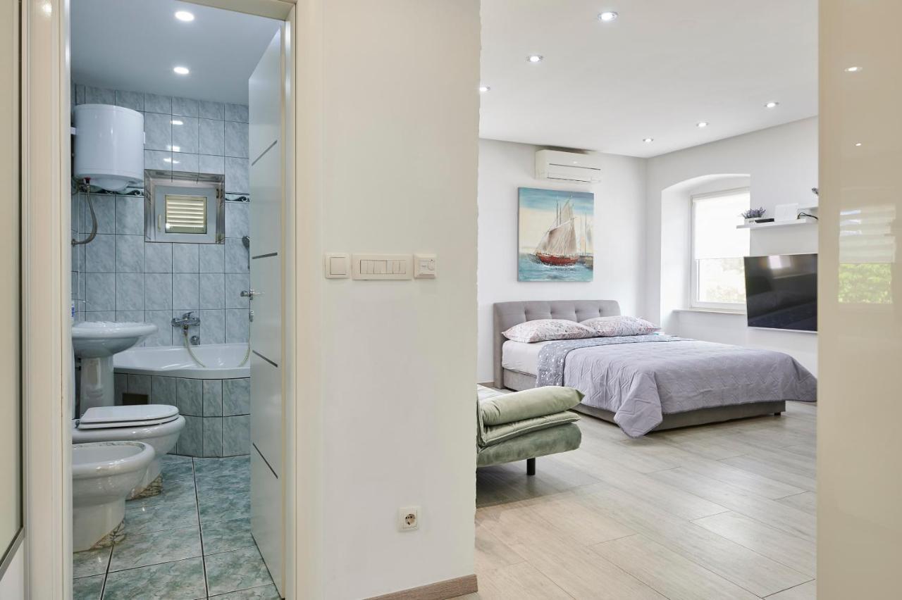 Apartments And Rooms Misic Trogir Exterior foto